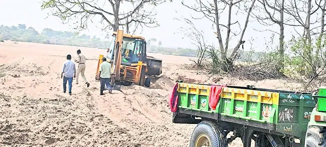 ఇసుక తరలింపును అడ్డుకున్న గ్రామస్తులు 