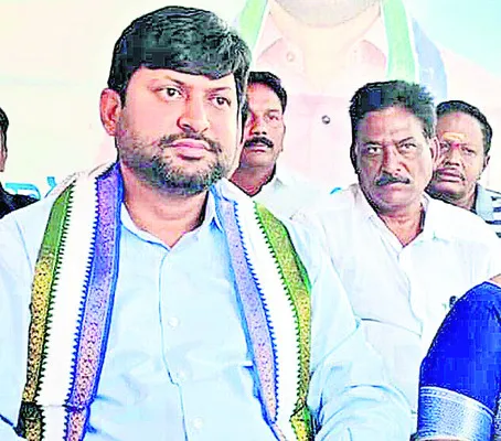 బైక్‌పై ఫొటోలుంటే దాడి చేసేస్తారా..? 