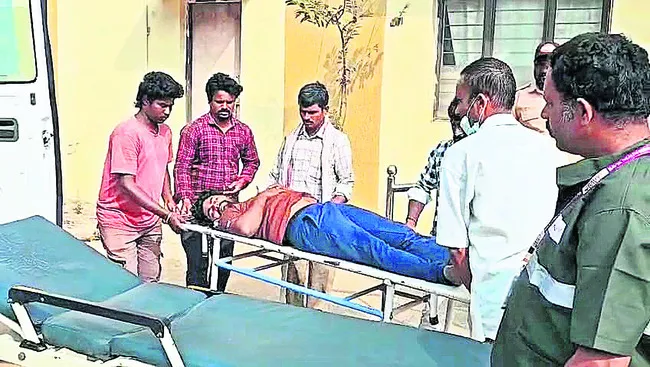 వ్యాన్‌ ఢీ కొనడంతో వ్యక్తికి గాయాలు