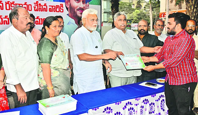 రక్తదానం ప్రాణదానంతో సమానం 