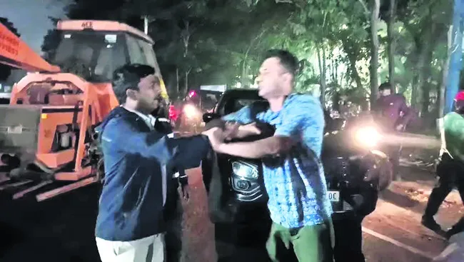 మద్యం మత్తులో నేవీ అధికారి వీరంగం