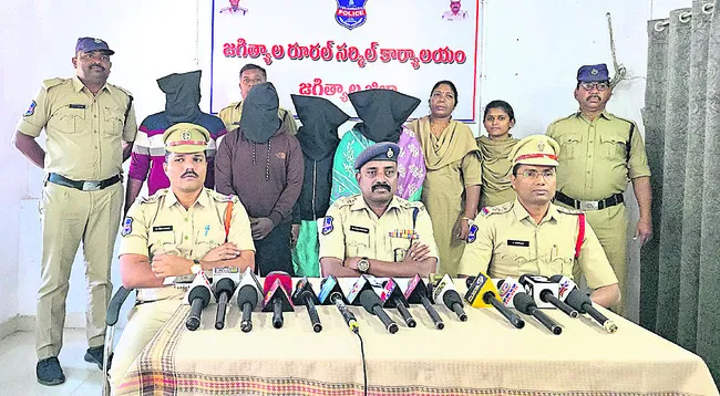 యువకుడి హత్య కేసులో నలుగురి అరెస్ట్‌