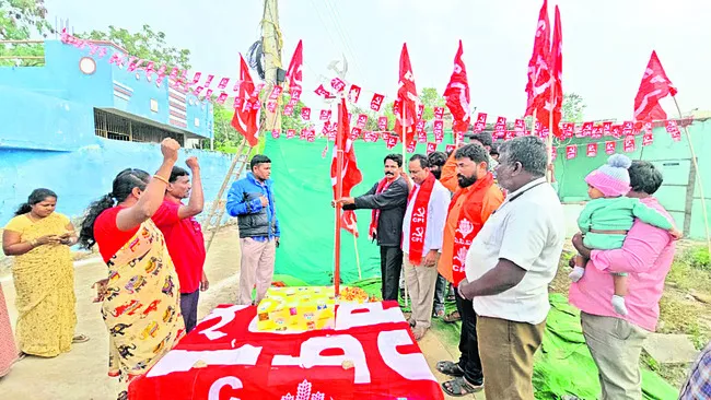 ఉపాధి హామీ పథకానికి తూట్లు