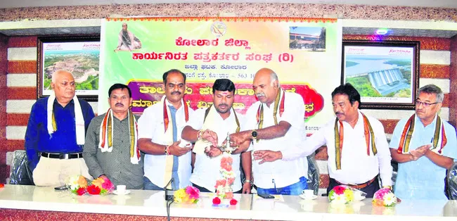 పాత్రికేయుల సంక్షేమానికి కృషి 