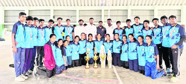 సీనియర్‌ నెట్‌బాల్‌ పోటీల్లో ప్రతిభ 
