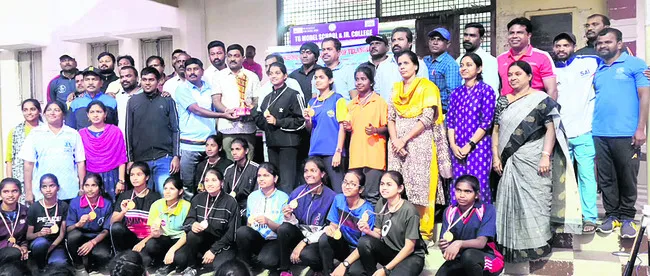 సాఫ్ట్‌బాల్‌లో బాలికల జట్టు విజేత 