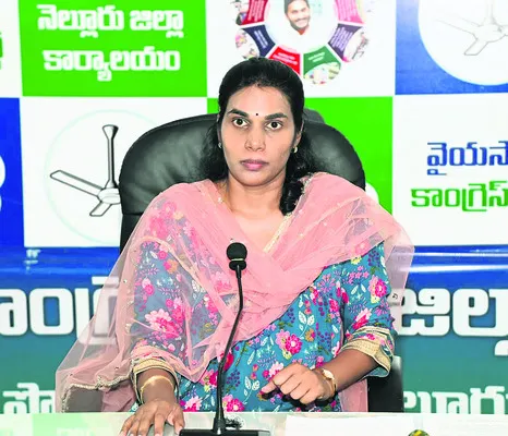 వైఎస్సార్‌సీపీ కార్యకర్తలపై బలవంతపు కేసులు 