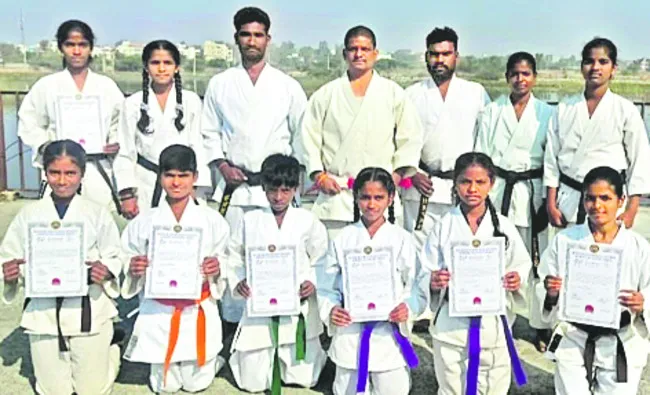 బ్లాక్‌ బెల్ట్‌ సాధించిన విద్యార్థులు