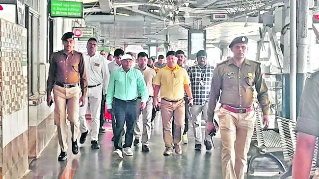 రైల్వేస్టేషన్‌లో డీఆర్‌ఎం తనిఖీలు 