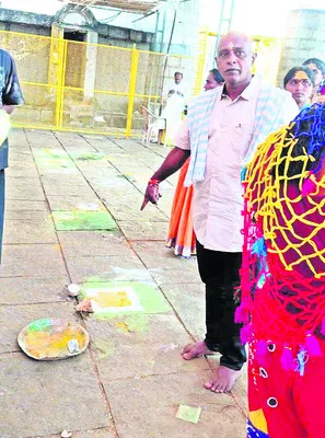 మల్లన్న ఆలయంలో నిలువు దోపిడీ