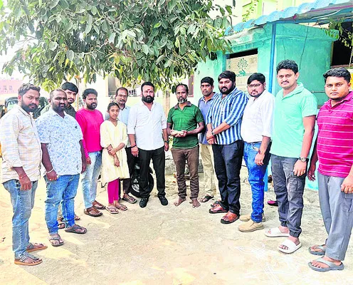 విద్యుత్‌ షాక్‌ బాధితుడికి రూ.1.02 లక్షల సాయం 