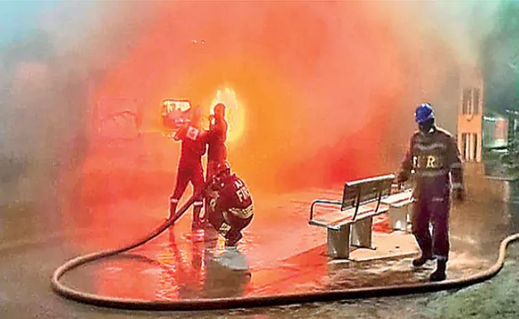 Anakapalli: ఎర్నాకుళం ఎక్స్‌ప్రెస్‌లో మంటలు.. బోగీలు దగ్ధం