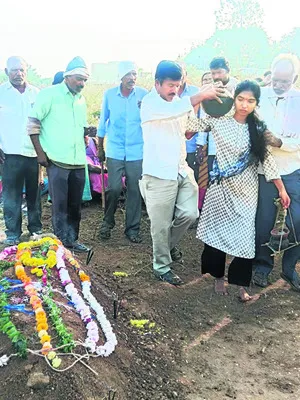 తండ్రికి తలకొరివి పెట్టిన కుమార్తె
