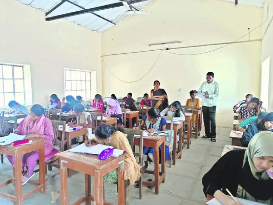 డిగ్రీ పరీక్షల్లో  కొనసాగుతున్న డిబార్లు
