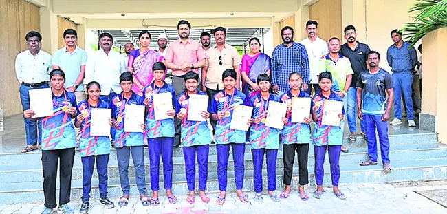 ఖోఖో జట్టుకు అభినందన
