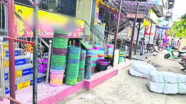 సెల్లార్లు ఖాళీ చేయించేదెప్పుడు? 