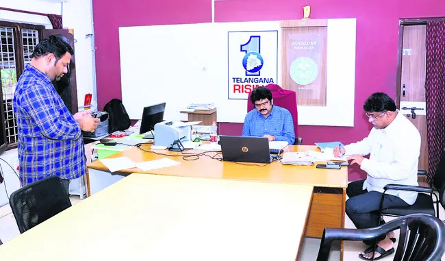 భూభారతి అర్జీలను పరిష్కరించాలి 