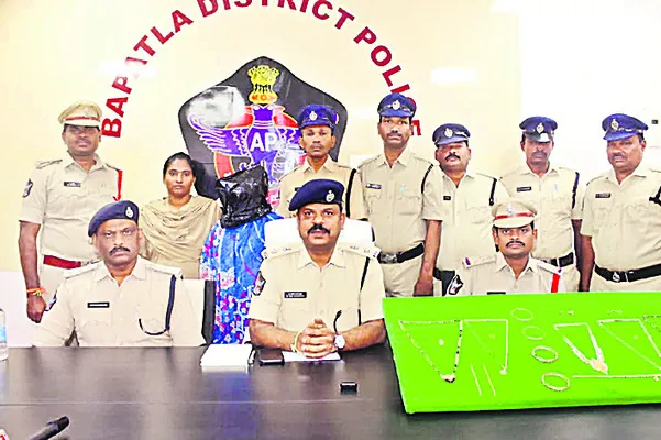 కిలాడీ కన్నేస్తే సొత్తు మాయం 