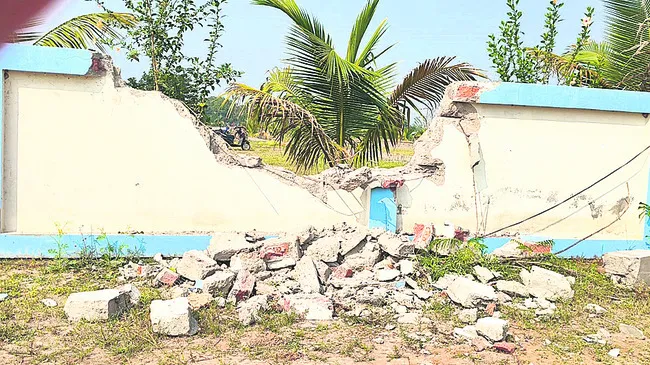 ప్రహరీ కూల్చివేసిన ముగ్గురిపై కేసు