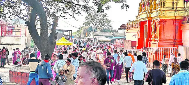 కిక్కిరిసిన కొండగట్టు