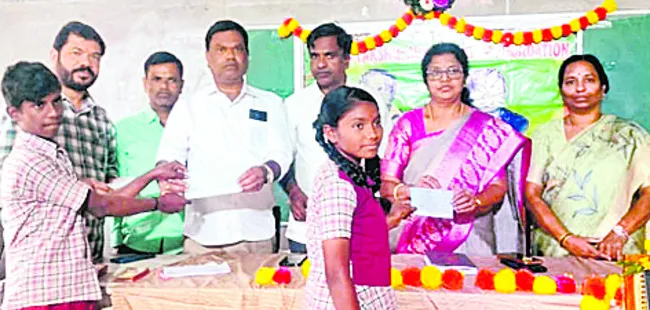 పేద విద్యార్థులకు ట్రస్ట్‌ సహకారం 