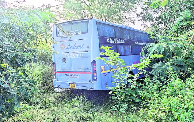 ఆర్టీసీ బస్సుకు తప్పిన ముప్పు 