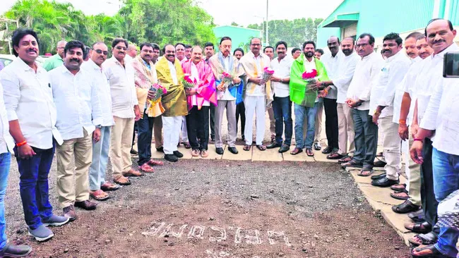 భారీగా నాయకుల హాజరు 