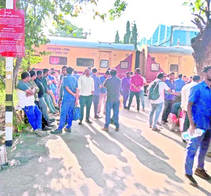 రైల్వే ఎలక్ట్రిక్‌ లోకో షెడ్‌ పుట్‌ ఓవర్‌ బ్రిడ్జి మంజూ