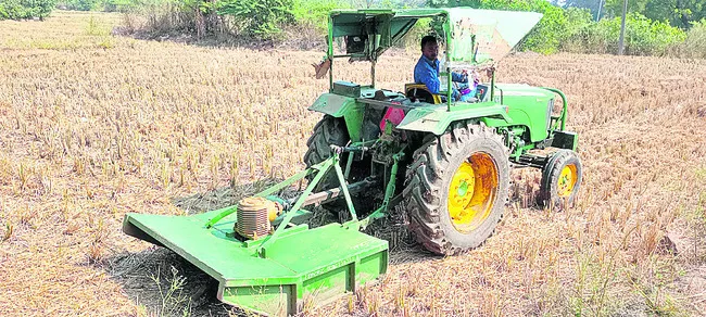 ‘మల్చర్‌’ యంత్రంతో కొయ్యకాలు ముక్కలు