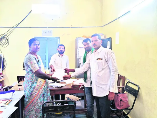 అర్ధరాత్రి వరకూ నామినేషన్ల స్వీకరణ