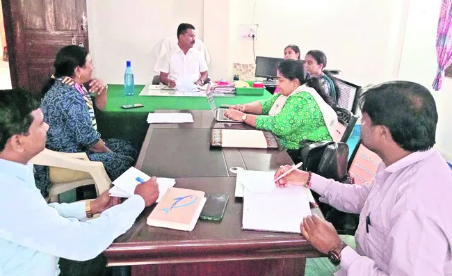 మహిళా సంఘాలు  ఆర్థికంగా ఎదగాలి
