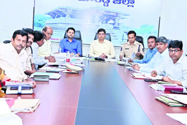 సకాలంలో పోస్టల్‌ బ్యాలెట్‌ అందించాలి