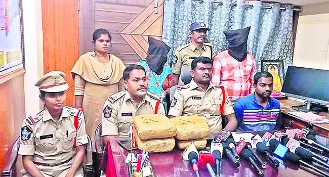 గంజాయి కేసులో దంపతుల అరెస్ట్‌ 