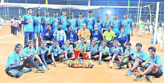 రాష్ట్రస్థాయి వాలీబాల్‌లో జిల్లా జట్ల ప్రతిభ 