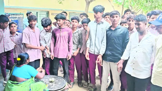 మధ్యాహ్న భోజనం బాలేదని.. విద్యార్థుల ఆందోళన 