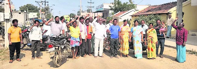 పోరండ్ల సొసైటీని   మూసేసిన రైతులు