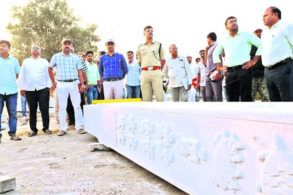 అభివృద్ధి పనుల్లో వేగం పెంచాలి