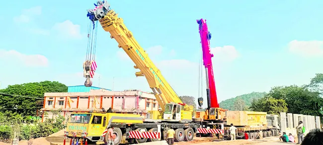 భారీ క్రేన్లు.. రాతి పిల్లర్లు 
