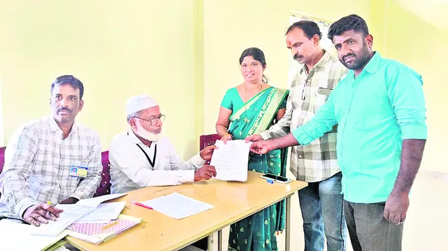 అమెరికా నుంచి వచ్చి నామినేషన్‌ 