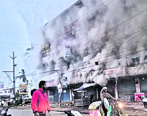 షార్ట్‌ సర్క్యూట్‌తో బేకరీ షాపు దగ్ధం 