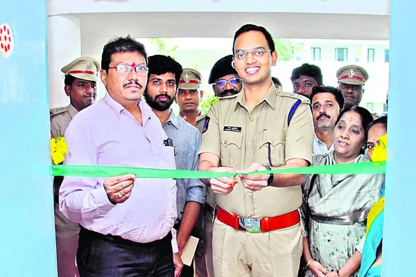 పోలీసుల కుటుంబాలకు ఆరోగ్య భరోసా