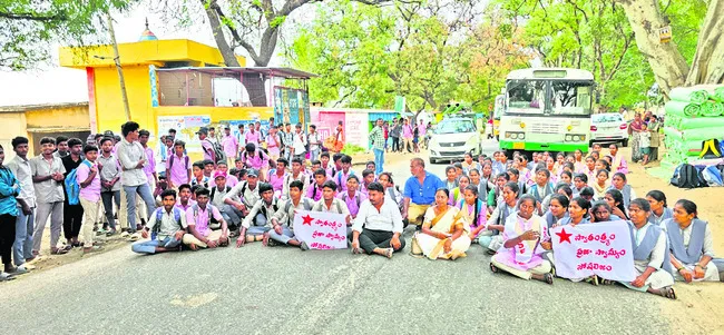 బస్సుల కోసం  రోడ్డెక్కిన విద్యార్ధులు 