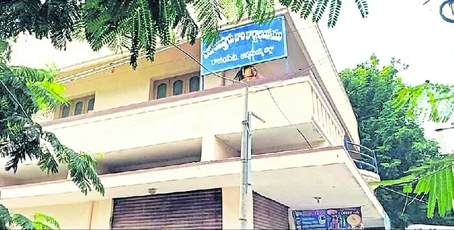 రిజిస్ట్రేషన్లపై ‘పచ్చ’ రైటర్‌ పెత్తనం 