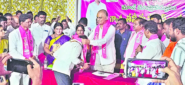 పోటాపోటీ చేరికలు