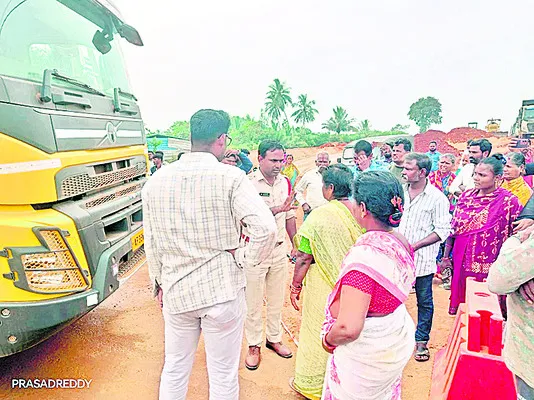పోర్టు వాహనాల అడ్డగింత 