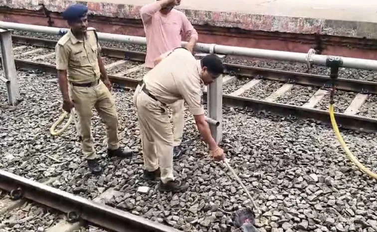 కొత్తగుడెంలో బాంబు పేలుళ్లు