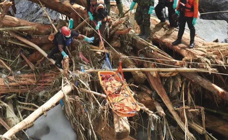 More than 1300 dead from floods in Indonesia and Sri Lanka and Thailand