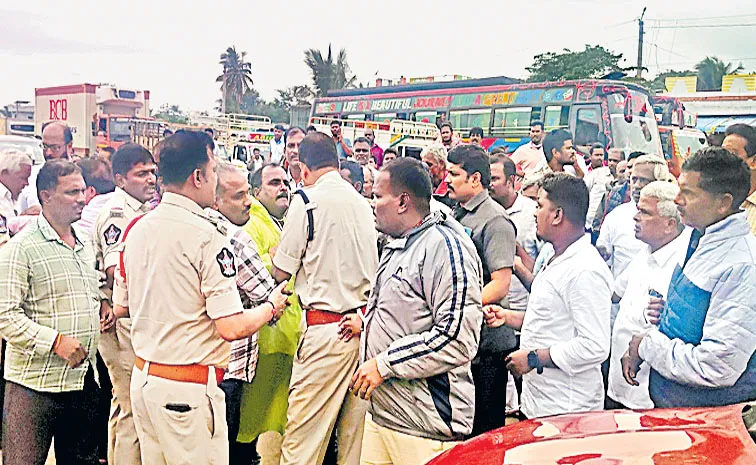 Mango farmers protest on Chennai Bengaluru national highway