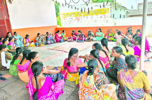 మహిళా సమాఖ్యలకు భవనాలు