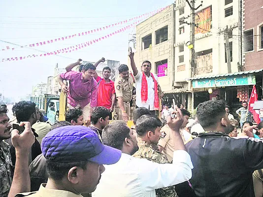 నిరసన గళంపై ఆంక్షలు 